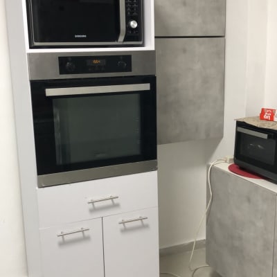 ארון מטבח עם מיקרוגל ותנור אפייה
