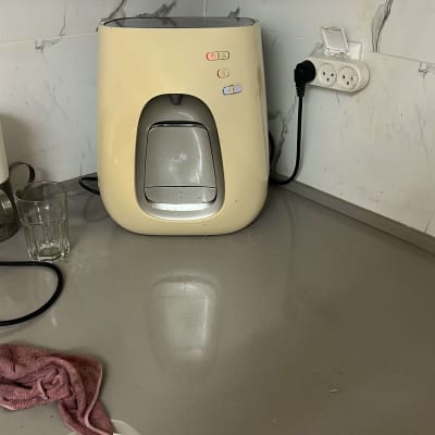 מכשיר מים על השיש עם כבל חשמל מחובר