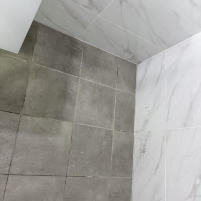 רצפה וקיר עם אריחים, ללא אנשים או טקסט.