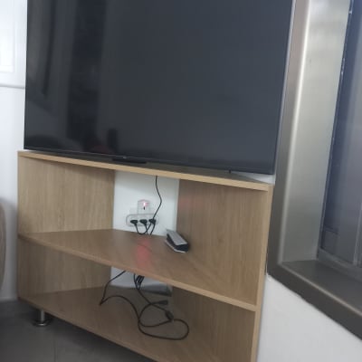 טלוויזיה על מדף עץ בפינת חדר