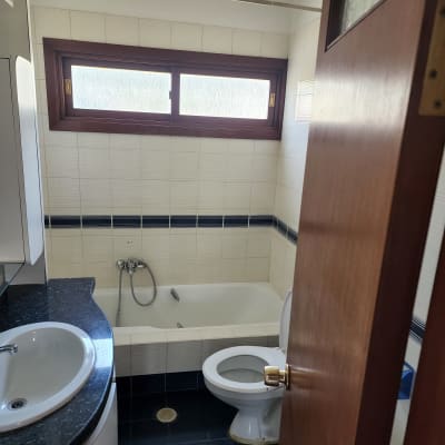 חדר אמבטיה עם כיור, אמבטיה ואסלה