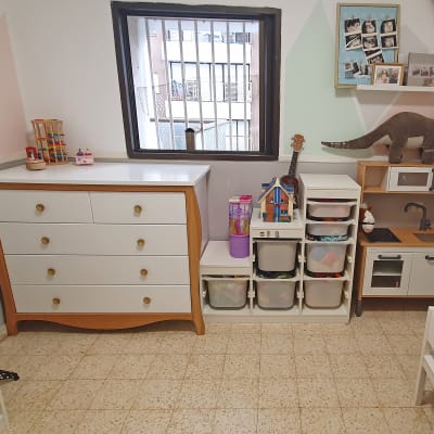 חדר ילדים עם ארגזי אחסון, שידה ומטבח צעצוע