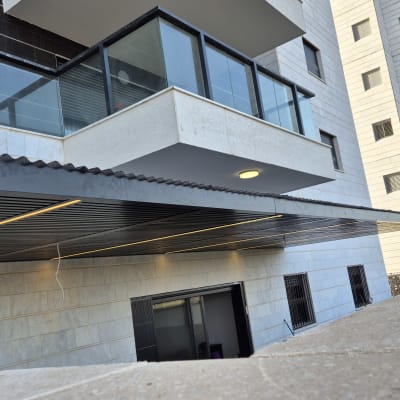 פרגולה מאלומיניום עם תאורה מובנית מתחת למרפסת