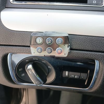 לוח בקרה ברכב עם כפתורים ומתגים