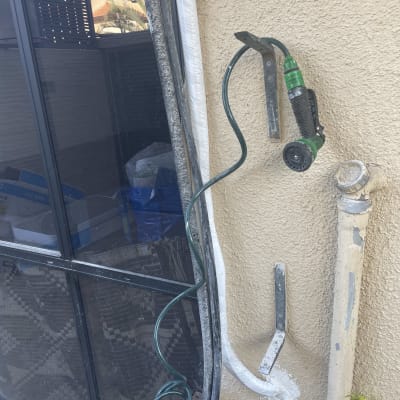 צינור מזגן חיצוני מחובר לקיר עם תושבת מתכת