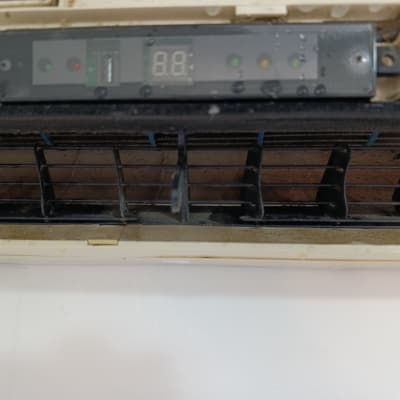 יחידת מיזוג אוויר עם תצוגה דיגיטלית ומאווררים