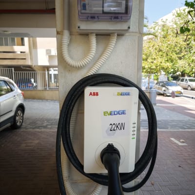 עמדת טעינה לרכב חשמלי עם כבל