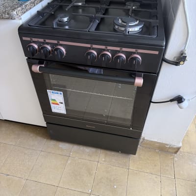 תנור גז עם כיריים במטבח