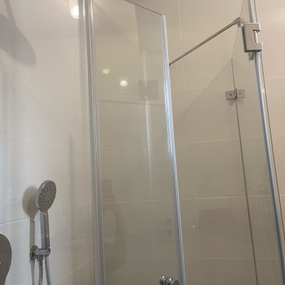 מקלחת עם ראשי מקלחת ודלת זכוכית