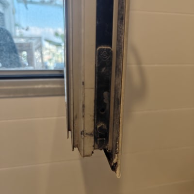 חלון עם מסגרת אלומיניום ותפסן