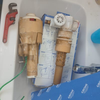 חלקי אינסטלציה בכיור עם כלי עבודה
