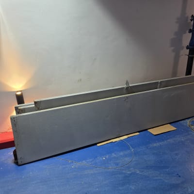 חלקי שער חשמלי מונחים על הרצפה