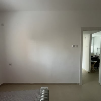 קיר לבן חלק עם סימני צביעה קלים