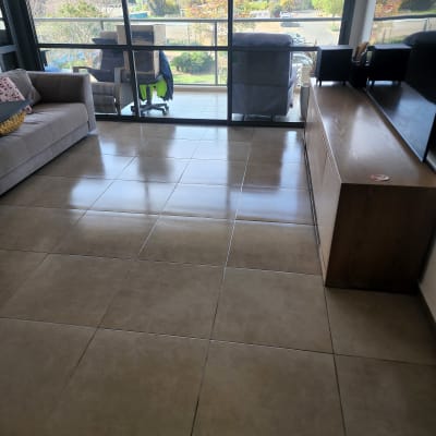 רצפה נקייה ומבריקה עם אריחים גדולים