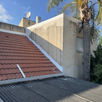 גג רעפים עם איטום לבן ועץ דקל