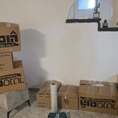 קופסאות קרטון לאריזה בחדר ריק
