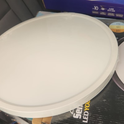 מנורת לד עגולה על אריזת קרטון