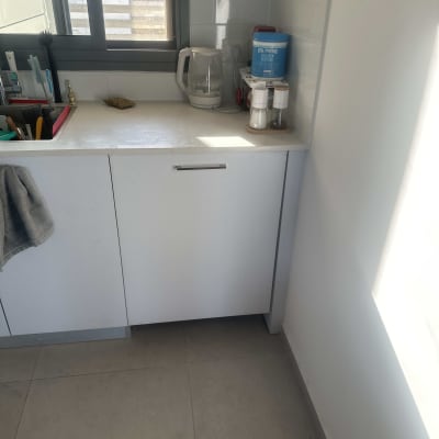 קומקום חשמלי, קופסת קולגן, מלחיה ופלפליה על השיש