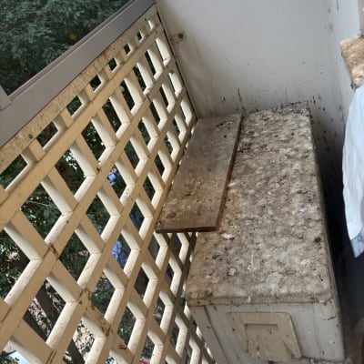 מזגן מלוכלך על מרפסת עם לכלוך ואבק