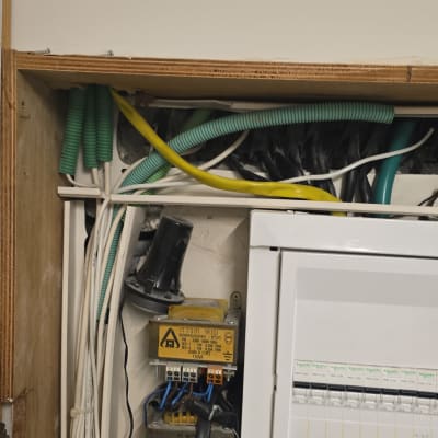 ארון חשמל עם חוטים ומחברים שונים