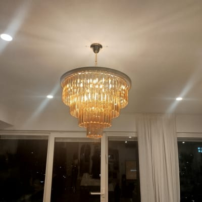 נברשת תלויה מהתקרה עם תאורה דולקת