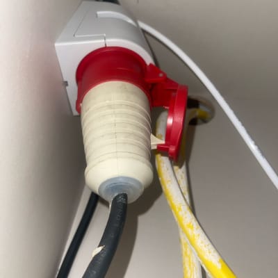 תקע חשמלי תעשייתי מחובר לשקע עם כבלים