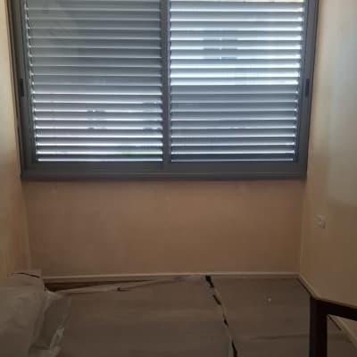 תריסי אלומיניום בחלון חדר