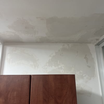 תקרה עם סימני רטיבות מעל ארון עץ