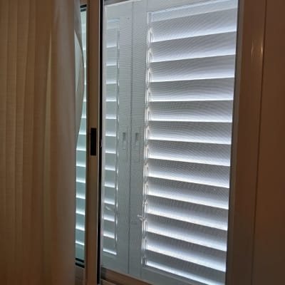 חלון אלומיניום עם תריסים סגורים ורשת