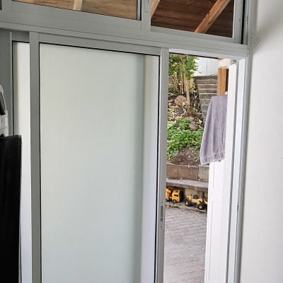 דלת וחלון אלומיניום עם זכוכית חלבית