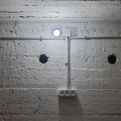 שקע חשמל תלת-פאזי על קיר בטון