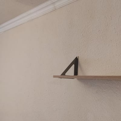 מדפים מותקנים על קיר עם תומכים מתכתיים