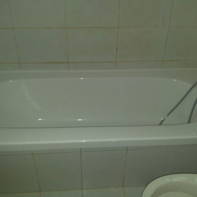 אמבטיה לבנה עם ברז וכיסוי אסלה