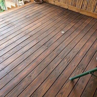 רצפת עץ עם גדר במבוק ושרפרף עץ