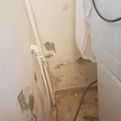 קיר מתקלף עם צינור, זקוק לצביעה