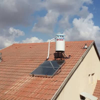 דוד שמש על גג רעפים עם קולטים