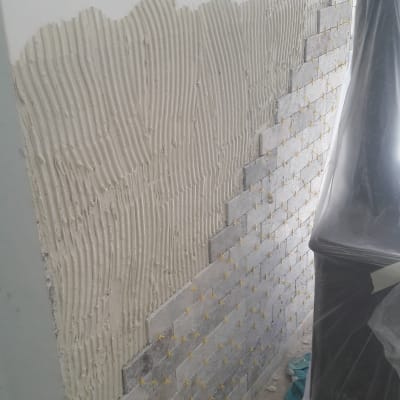 התקנת אריחים על קיר עם דבק וטבעות פלסטיק