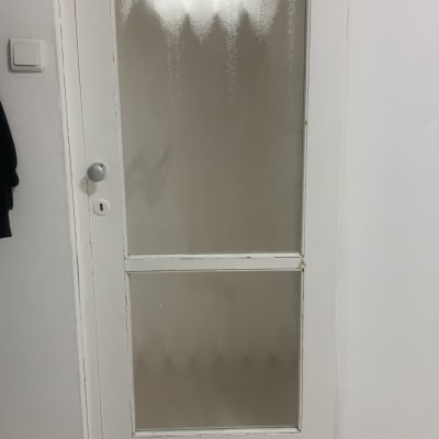 דלת עם זכוכית מטושטשת בחלק העליון והתחתון