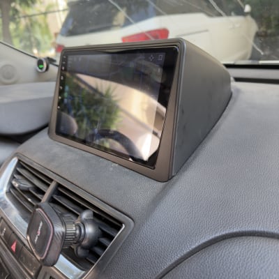 מערכת ניווט מותקנת ברכב על לוח המחוונים