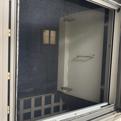 מסגרת חלון אלומיניום עם רשת שקופה