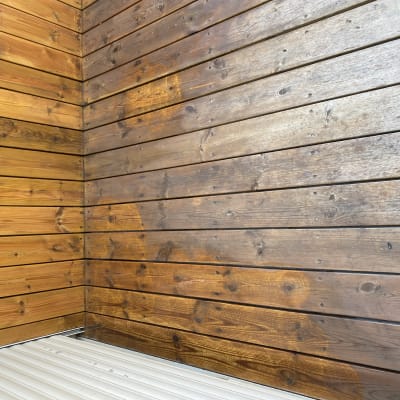 קיר עץ עם לוחות אופקיים בגוונים שונים