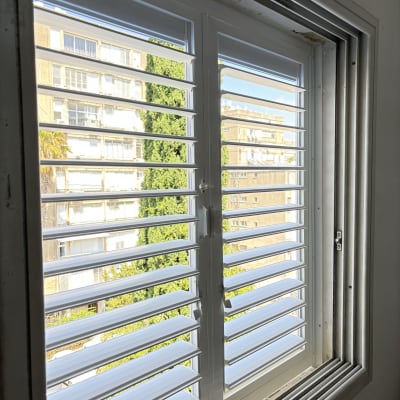 חלון אלומיניום עם תריסים אופקיים