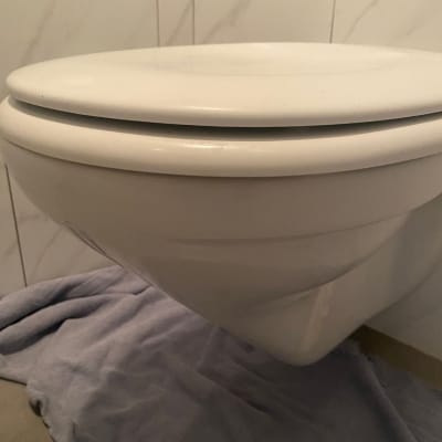 אסלה תלויה עם מגבת על הרצפה