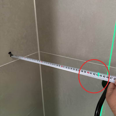 מדידת קיר עם סרט מדידה ולייזר ירוק