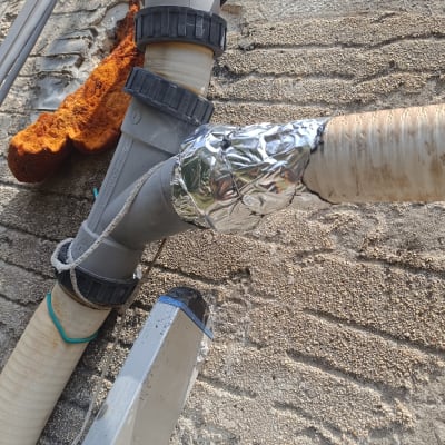 צינור פלסטיק עם חיבורים ותיקון בנייר כסף