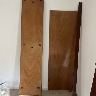 דלתות עץ מונחות על קיר בחדר ריק