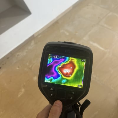 איתור נזילת מים בבית באמצעות מצלמה תרמית