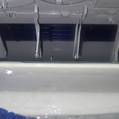 תריסי מזגן פתוחים עם טיפות מים