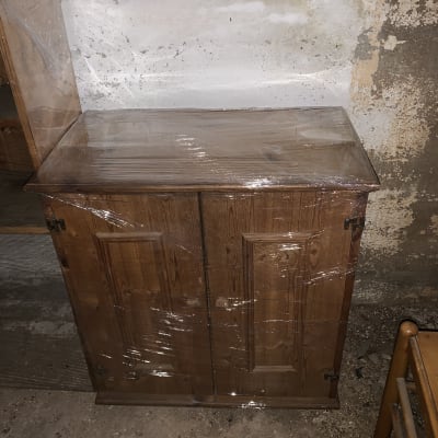 ארון עץ עטוף בניילון נצמד לאריזה