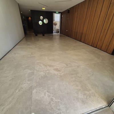 רצפת אריחים חדשה במסדרון עם קירות עץ